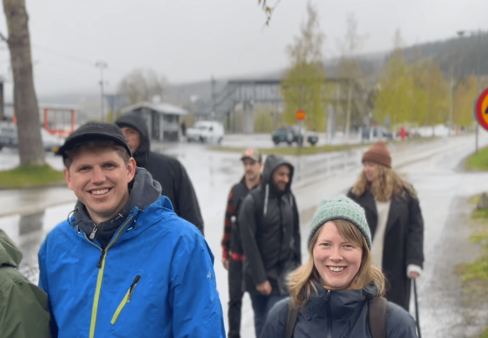 Kollegor från Swace promenerar i Åre en regnig dag, glada trots vädret.