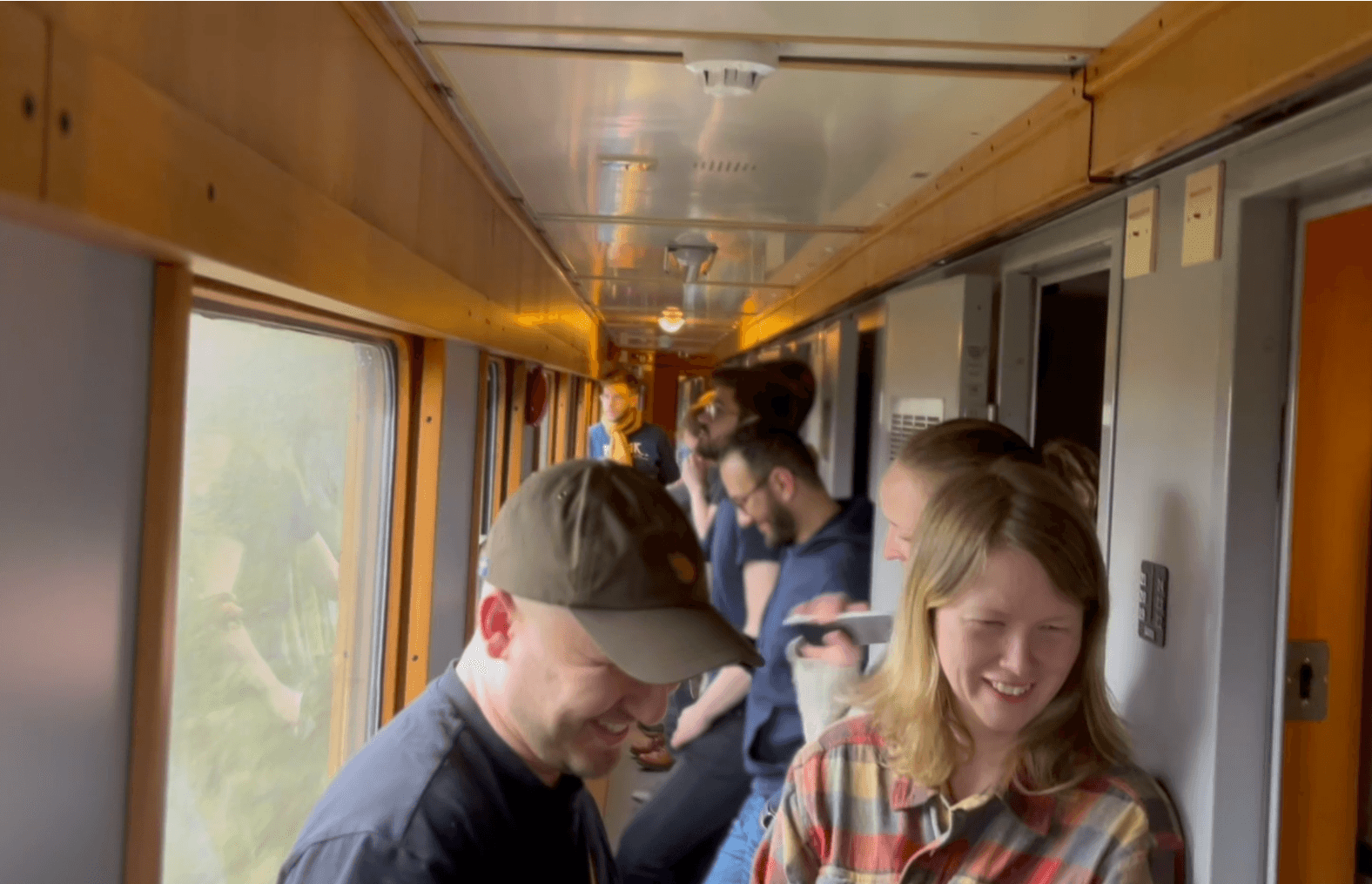 Swace-teamet på nattåget mot Åre, småpratande och nyvakna i tågets korridor.