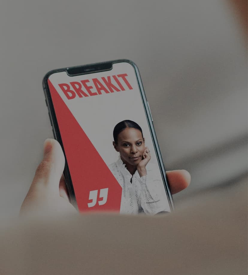 A person reads an article on Breakit featuring a confident woman in a white blouse, displayed prominently on a mobile screen
